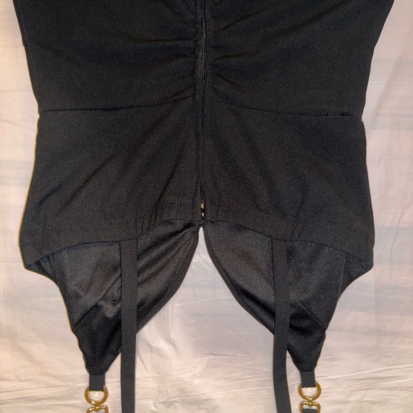 Elegant Black Sleeveless Dress - Picture 8 of 9